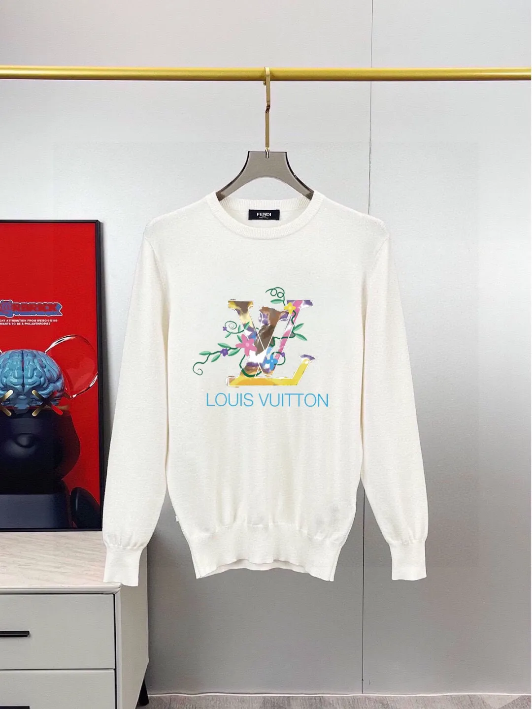 🅿️240 【Lv Louis Vuitton】Autumn and winter classic round neck pullover sweater, in full condition! ! ! Wool blended fabric, the latest model in 2025, golden ratio! ! Slim-fitting soft gold, versatile and practical item, the combination and practicality are extremely powerful, simple and elegant, and classy! To create your own style, it is highly recommended to buy it in two colors. The standard slim fit tailoring process is suitable for both young and old men. It is knitted from wool and will not cause any discomfort! While keeping warm, it is stylish, textured and wearable, and the classic logo with contrasting colors on the chest feels in place! ! Recommended for regular customers! ! Size M-3XL (maximum wear: 190 pounds)